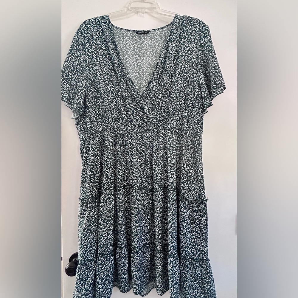 SHEIN Curve Green and White Floral Top